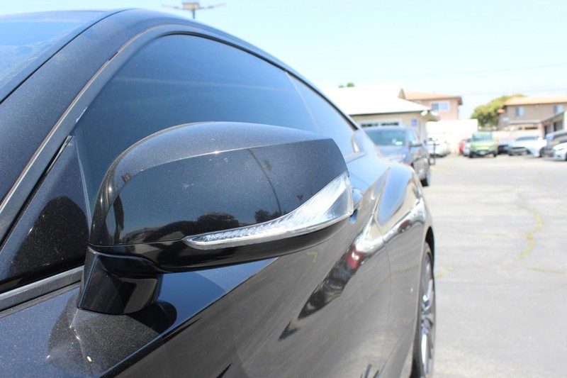 INFINITI Q60 Vehicle Full-screen Gallery Image 08