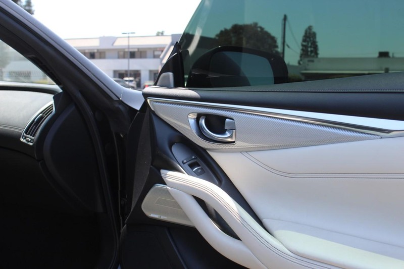 INFINITI Q60 Vehicle Full-screen Gallery Image 11