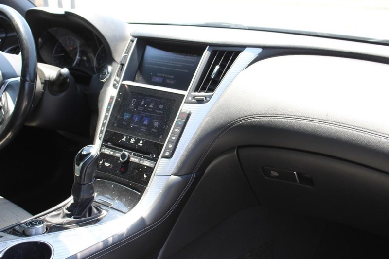 INFINITI Q60 Vehicle Full-screen Gallery Image 12