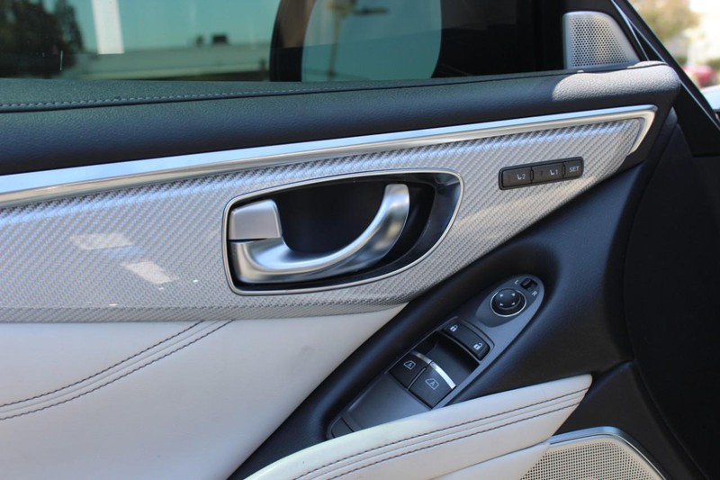 INFINITI Q60 Vehicle Full-screen Gallery Image 13