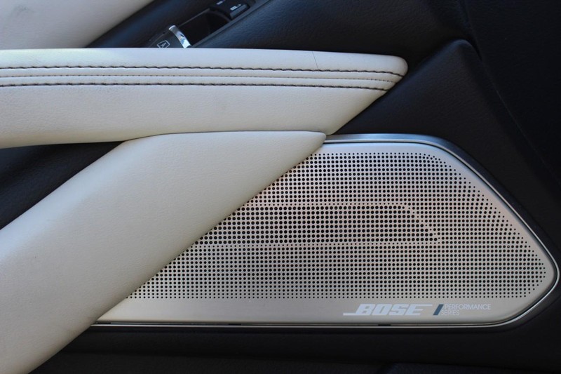 INFINITI Q60 Vehicle Full-screen Gallery Image 14