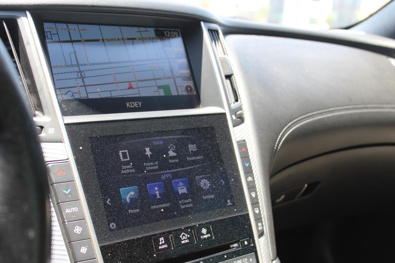 INFINITI Q60 Vehicle Full-screen Gallery Image 15