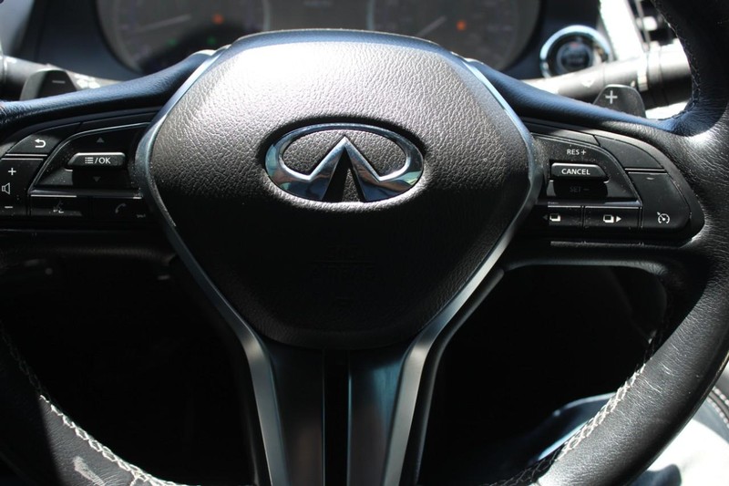 INFINITI Q60 Vehicle Full-screen Gallery Image 20