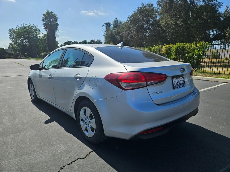 Kia Forte Vehicle Full-screen Gallery Image 03