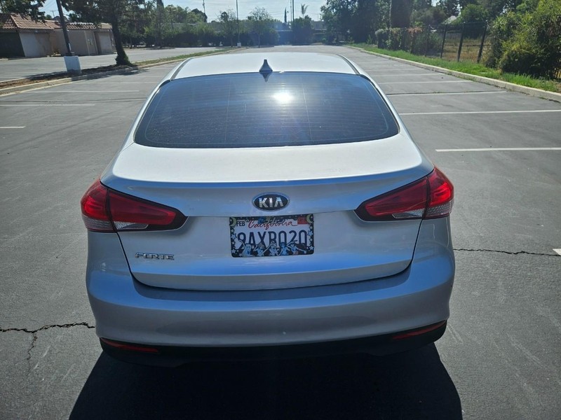 Kia Forte Vehicle Full-screen Gallery Image 04