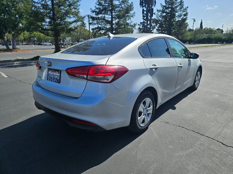 Kia Forte Vehicle Full-screen Gallery Image 05