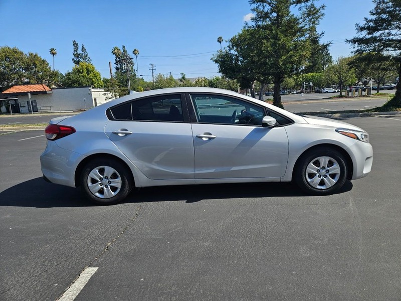 Kia Forte Vehicle Full-screen Gallery Image 06