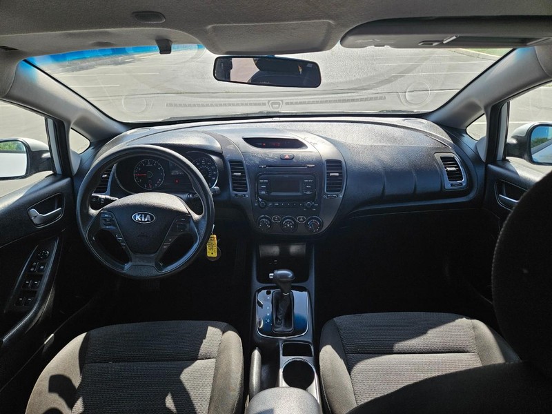 Kia Forte Vehicle Full-screen Gallery Image 08
