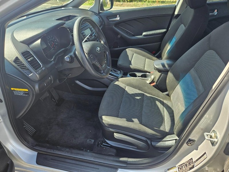 Kia Forte Vehicle Full-screen Gallery Image 10