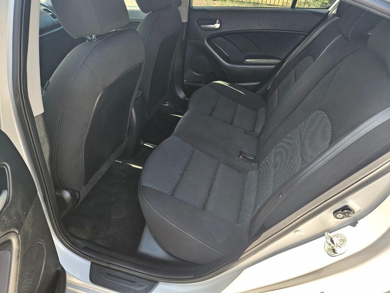 Kia Forte Vehicle Full-screen Gallery Image 11
