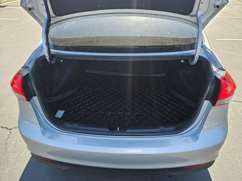 Kia Forte Vehicle Full-screen Gallery Image 12