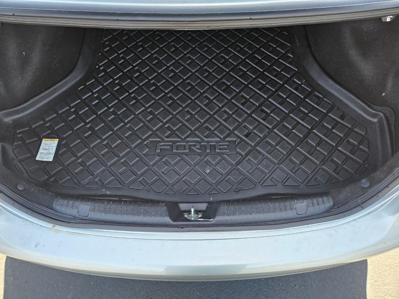 Kia Forte Vehicle Full-screen Gallery Image 13