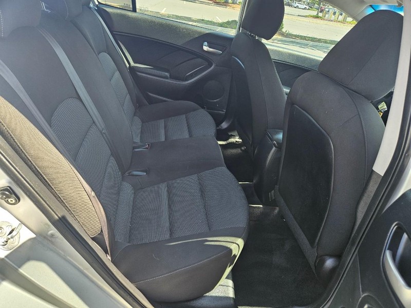 Kia Forte Vehicle Full-screen Gallery Image 14