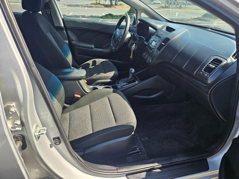 Kia Forte Vehicle Full-screen Gallery Image 15