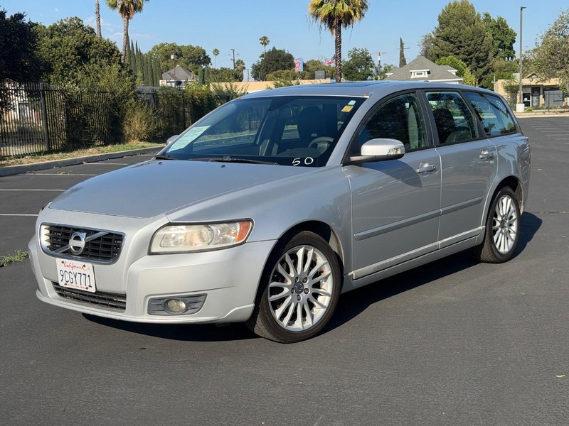 Volvo V50 Vehicle Full-screen Gallery Image 01