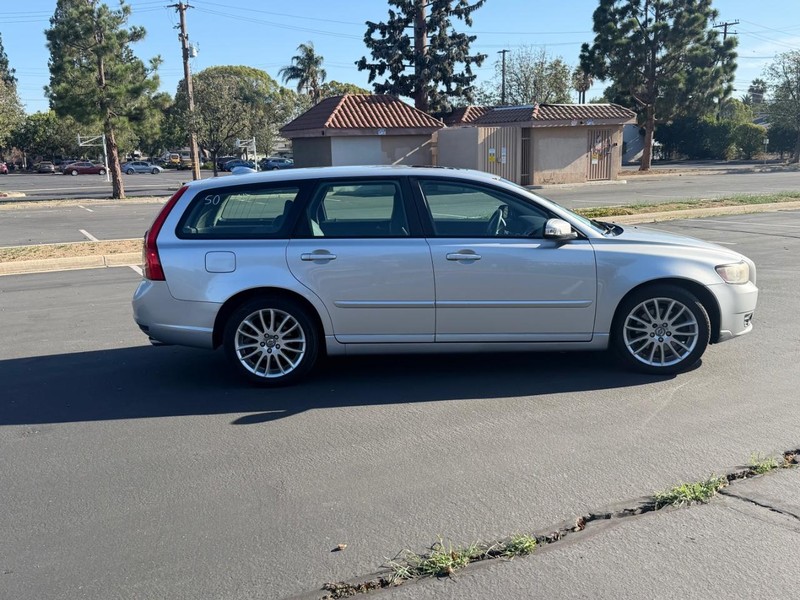 Volvo V50 Vehicle Full-screen Gallery Image 02