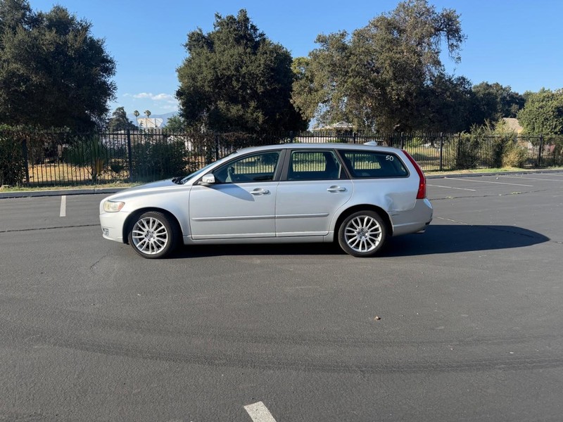 Volvo V50 Vehicle Full-screen Gallery Image 03