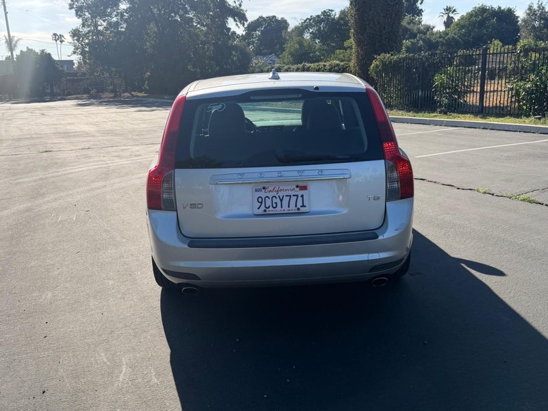 Volvo V50 Vehicle Full-screen Gallery Image 04