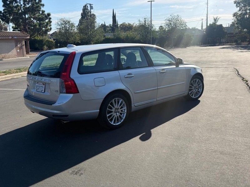 Volvo V50 Vehicle Full-screen Gallery Image 05