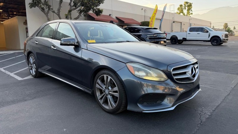 Mercedes-Benz E-Class Vehicle Full-screen Gallery Image 01