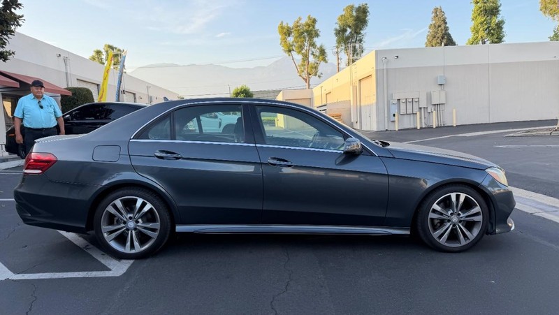Mercedes-Benz E-Class Vehicle Full-screen Gallery Image 02