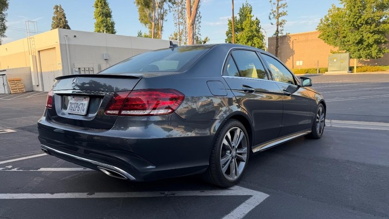 Mercedes-Benz E-Class Vehicle Full-screen Gallery Image 03