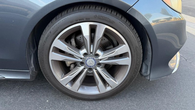 Mercedes-Benz E-Class Vehicle Full-screen Gallery Image 05