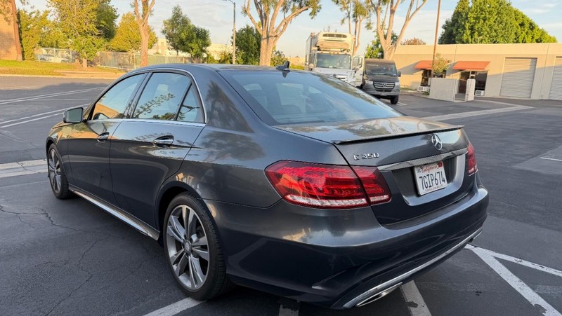 Mercedes-Benz E-Class Vehicle Full-screen Gallery Image 06
