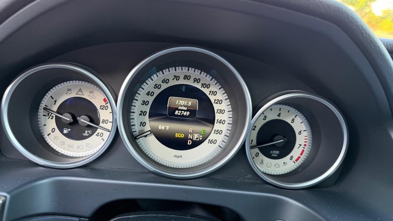 Mercedes-Benz E-Class Vehicle Full-screen Gallery Image 09