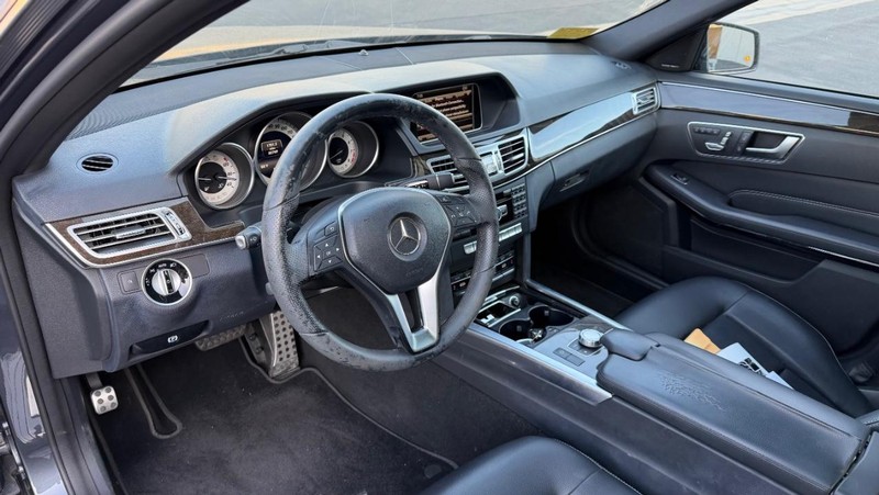 Mercedes-Benz E-Class Vehicle Full-screen Gallery Image 11