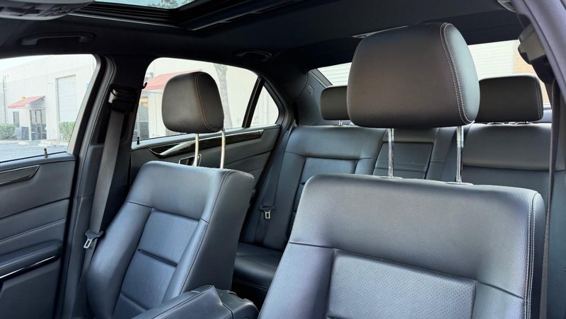 Mercedes-Benz E-Class Vehicle Full-screen Gallery Image 14