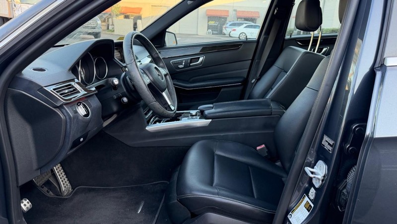 Mercedes-Benz E-Class Vehicle Full-screen Gallery Image 15