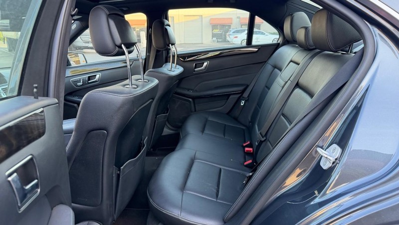 Mercedes-Benz E-Class Vehicle Full-screen Gallery Image 16