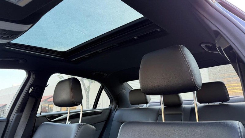 Mercedes-Benz E-Class Vehicle Full-screen Gallery Image 17