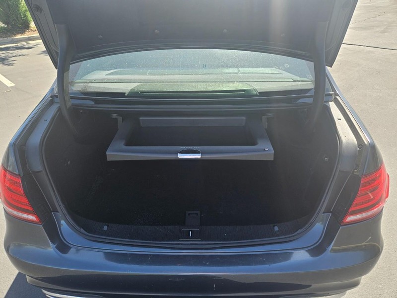 Mercedes-Benz E-Class Vehicle Full-screen Gallery Image 18
