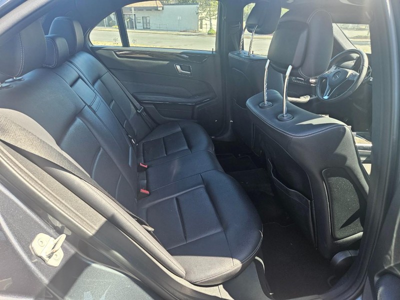 Mercedes-Benz E-Class Vehicle Full-screen Gallery Image 19
