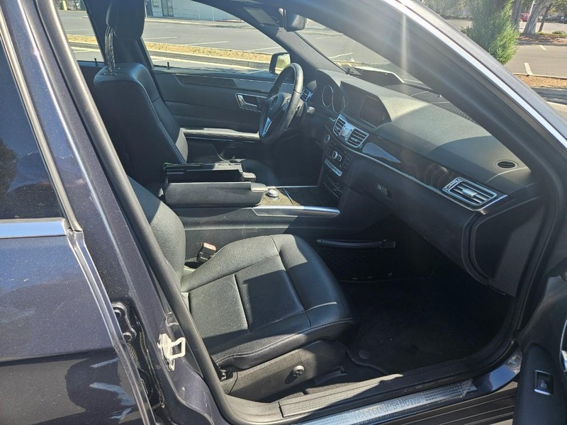 Mercedes-Benz E-Class Vehicle Full-screen Gallery Image 20