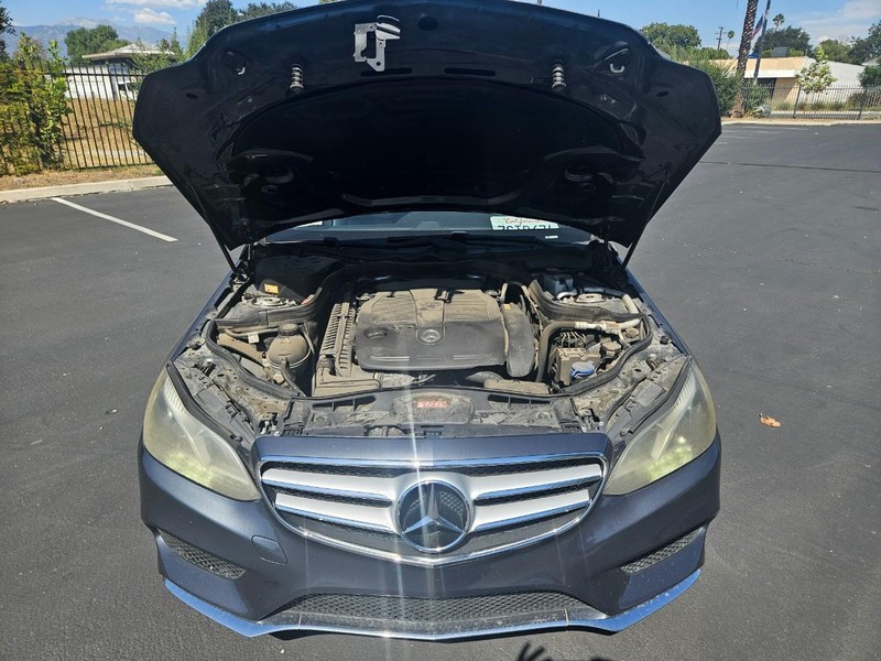 Mercedes-Benz E-Class Vehicle Full-screen Gallery Image 21