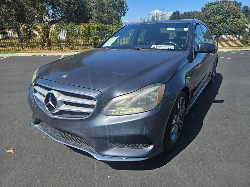 Mercedes-Benz E-Class Vehicle Full-screen Gallery Image 22