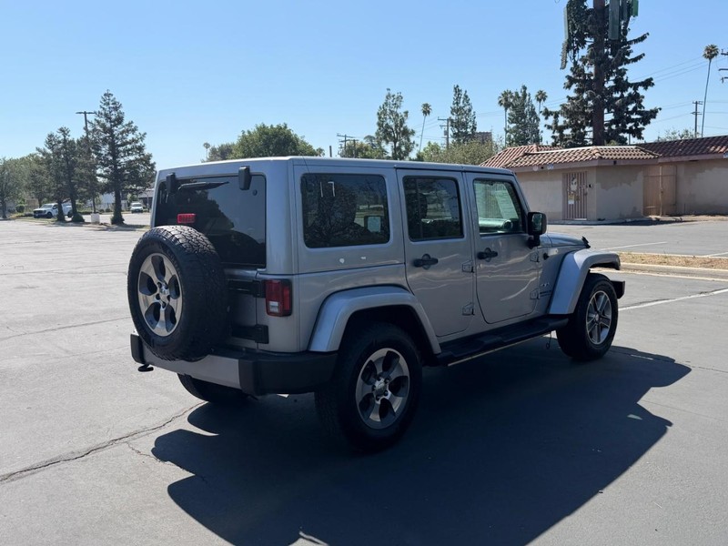 Jeep Wrangler Unlimited Vehicle Full-screen Gallery Image 04