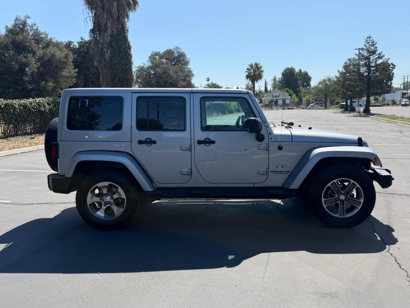 Jeep Wrangler Unlimited Vehicle Full-screen Gallery Image 05