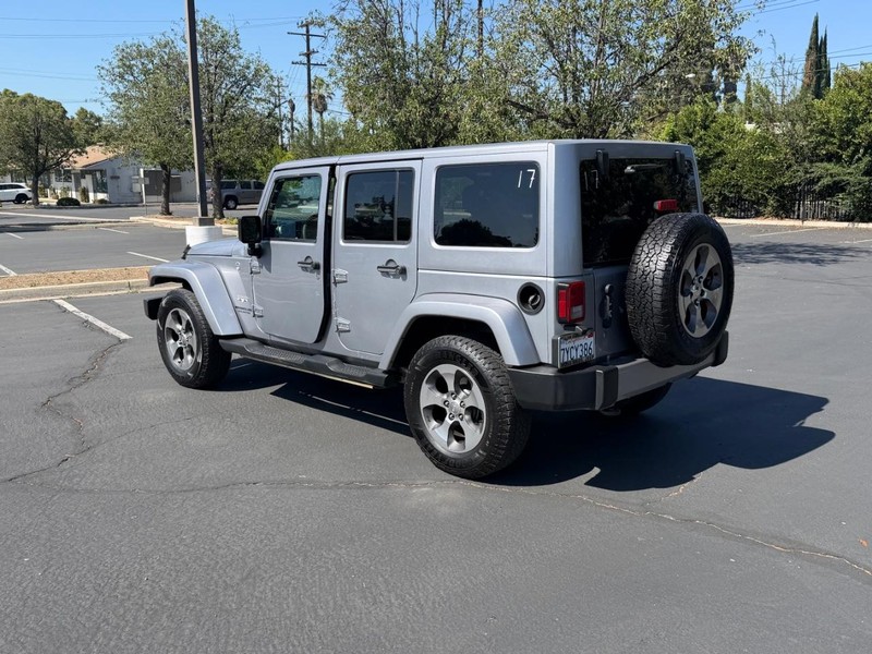 Jeep Wrangler Unlimited Vehicle Full-screen Gallery Image 07