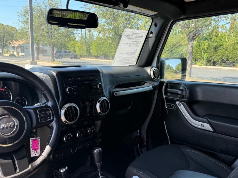 Jeep Wrangler Unlimited Vehicle Full-screen Gallery Image 09