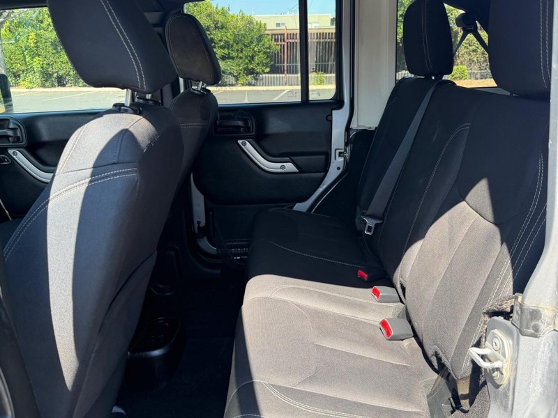 Jeep Wrangler Unlimited Vehicle Full-screen Gallery Image 10