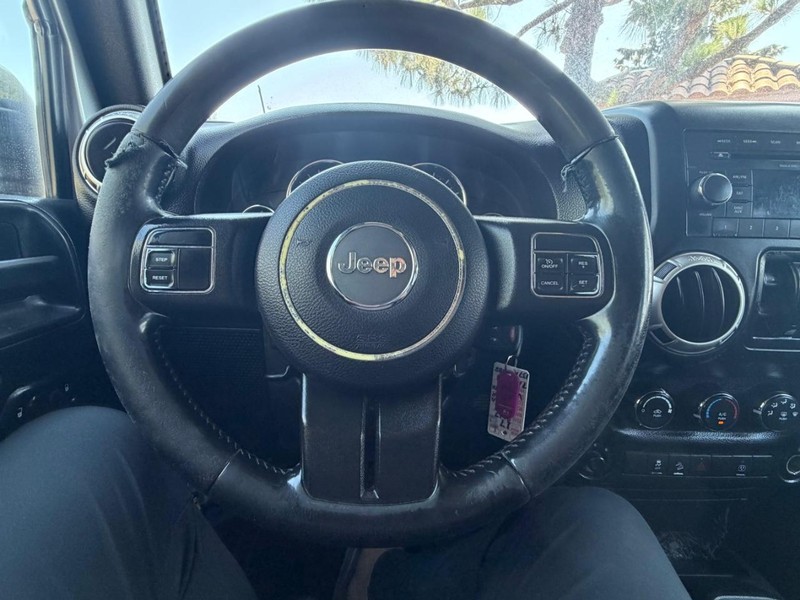 Jeep Wrangler Unlimited Vehicle Full-screen Gallery Image 13