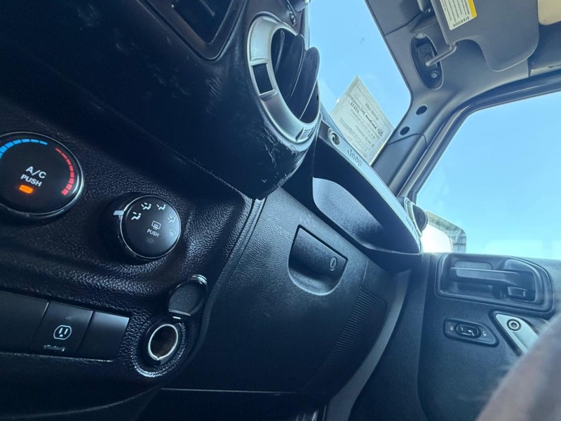 Jeep Wrangler Unlimited Vehicle Full-screen Gallery Image 14