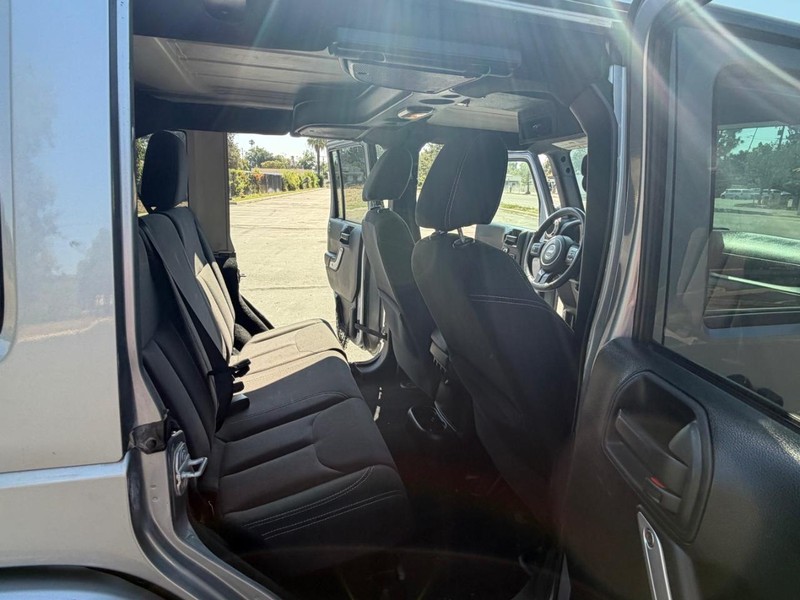 Jeep Wrangler Unlimited Vehicle Full-screen Gallery Image 15