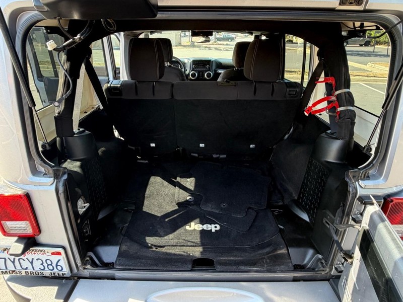 Jeep Wrangler Unlimited Vehicle Full-screen Gallery Image 17