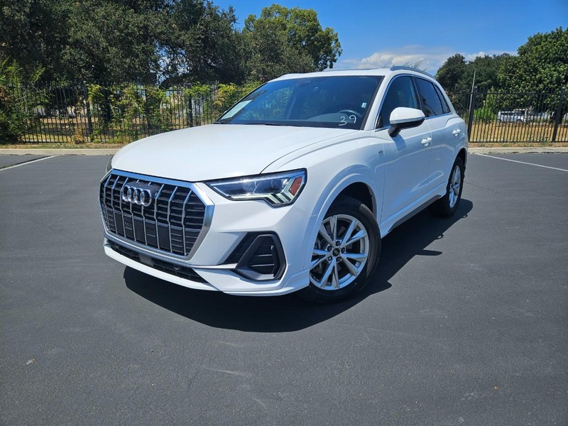 Audi Q3 Vehicle Full-screen Gallery Image 01