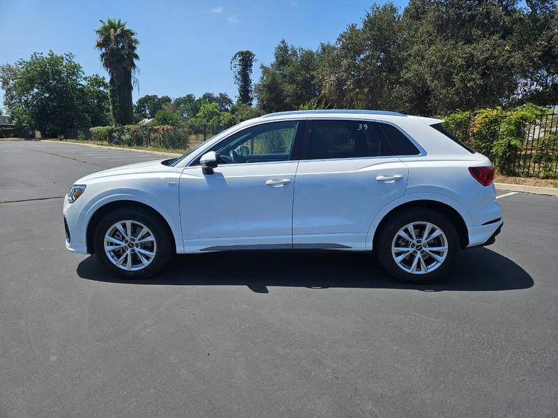 Audi Q3 Vehicle Full-screen Gallery Image 02